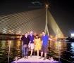 ถ่ายรูปบนเรือกับสะพานพระรามแปด
