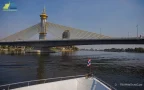 เรือล่องผ่านสะพาน