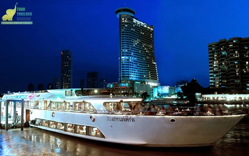 ผู้คนมากหมาย; กินอาหารบนเรือ; ห้องรับปีระทานอาหาร; Grand Pearl เรือแกรนด์เพิร์ล; พืนไม้; ความเป็นไทย; ห้องอาหาร;