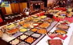 ผู้คนมากหมาย; กินอาหารบนเรือ; ห้องรับปีระทานอาหาร; Grand Pearl เรือแกรนด์เพิร์ล; พืนไม้; ความเป็นไทย; ห้องอาหาร;