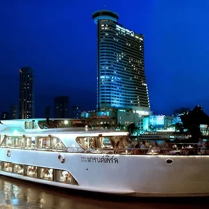 ผู้คนมากหมาย; กินอาหารบนเรือ; ห้องรับปีระทานอาหาร; Grand Pearl เรือแกรนด์เพิร์ล; พืนไม้; ความเป็นไทย; ห้องอาหาร;