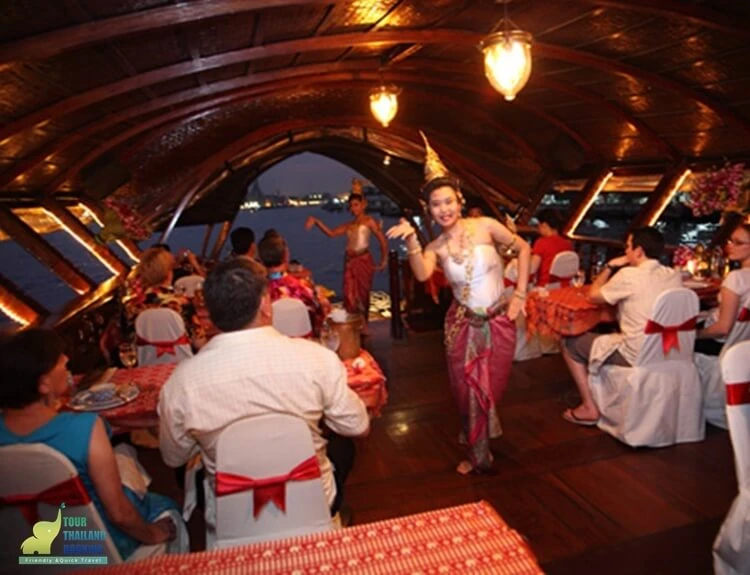 การแสดงบนเรือ