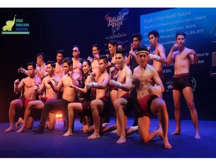 ทีมนักแสดงมวยไทยไลฟ์โชว์