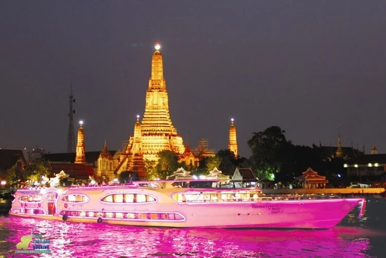 เรือวันเดอร์ฟูลหน้าวัดอรุณ