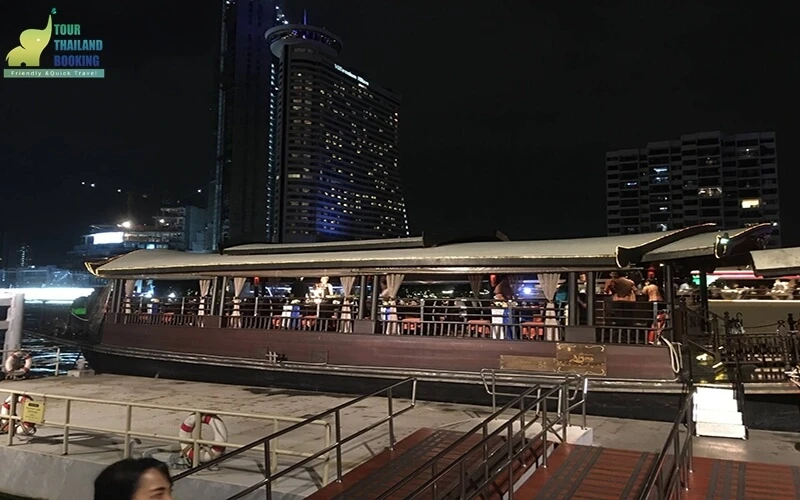 ผู้คนมากหมาย; Apsara Cruise Dinner เรืออัปสรา; กินอาหารบนเรือ; ห้องรับปีระทานอาหาร; พืนไม้; ความเป็นไทย;
