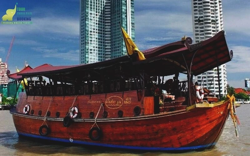 ผู้คนมากหมาย; Apsara Cruise Dinner เรืออัปสรา; กินอาหารบนเรือ; ห้องรับปีระทานอาหาร; พืนไม้; ความเป็นไทย;