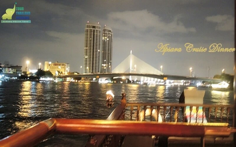 ผู้คนมากหมาย; กินอาหารบนเรือ; ห้องรับปีระทานอาหาร; พืนไม้; ความเป็นไทย;