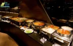 ผู้คนมากหมาย; กินอาหารบนเรือ; ห้องรับปีระทานอาหาร; พืนไม้; ความเป็นไทย;