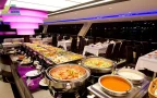 ผู้คนมากหมาย; กินอาหารบนเรือ; ห้องรับปีระทานอาหาร; พืนไม้; ความเป็นไทย;