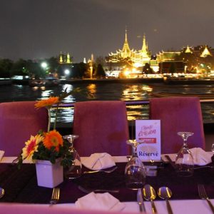 กรุงเทพ เรือเจ้าพระยาครุยส์; ผู้คนมากหมาย; กินอาหารบนเรือ; ห้องรับปีระทานอาหาร; พืนไม้; ความเป็นไทย;
