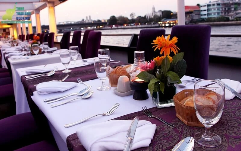 กรุงเทพ เรือเจ้าพระยาครุยส์; ผู้คนมากหมาย; กินอาหารบนเรือ; ห้องรับปีระทานอาหาร; พืนไม้; ความเป็นไทย;