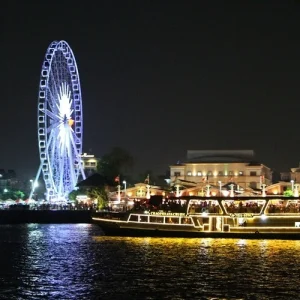 กรุงเทพ เรือเจ้าพระยาครุยส์; ผู้คนมากหมาย; กินอาหารบนเรือ; ห้องรับปีระทานอาหาร; พืนไม้; ความเป็นไทย;