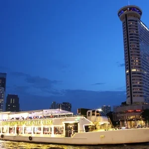 กรุงเทพ เรือเจ้าพระยาครุยส์; ผู้คนมากหมาย; กินอาหารบนเรือ; ห้องรับปีระทานอาหาร; พืนไม้; ความเป็นไทย;