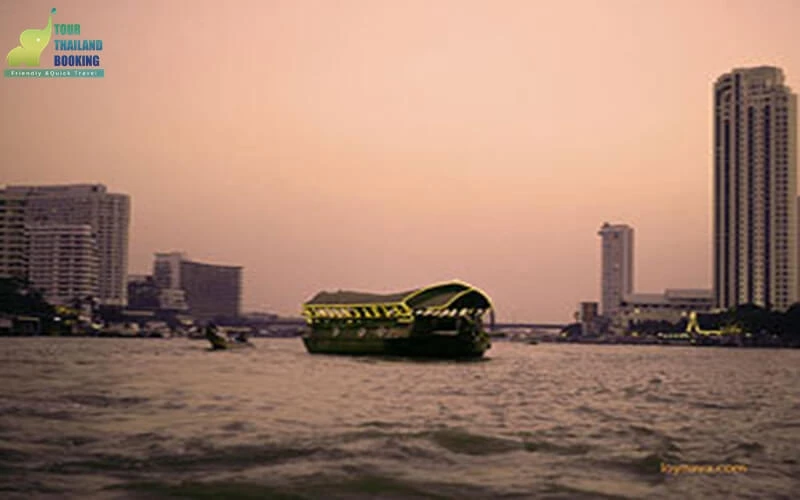 ห้องอาหาร; ผู้คนมากหมาย; กินอาหารบนเรือ; ห้องรับปีระทานอาหาร; พืนไม้; ความเป็นไทย;