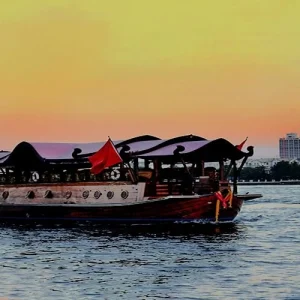 Manohra เรือมโนรา; ผู้คนมากหมาย; กินอาหารบนเรือ; ห้องรับปีระทานอาหาร; พืนไม้; ความเป็นไทย;