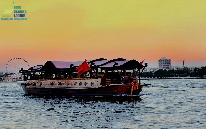 Manohra เรือมโนรา; ผู้คนมากหมาย; กินอาหารบนเรือ; ห้องรับปีระทานอาหาร; พืนไม้; ความเป็นไทย;