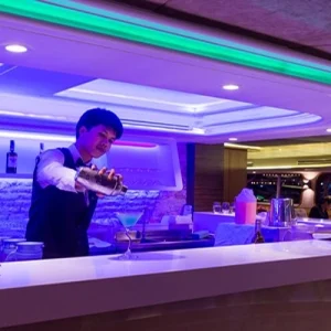 ห้องรับปีระทานอาหาร; ท้องเรือ; ผู้คนมากหมาย; wonderfulpearl; ล่องเรือเจ้าพระยา; ท่องเทียว; กินอาหารบนเรือ;