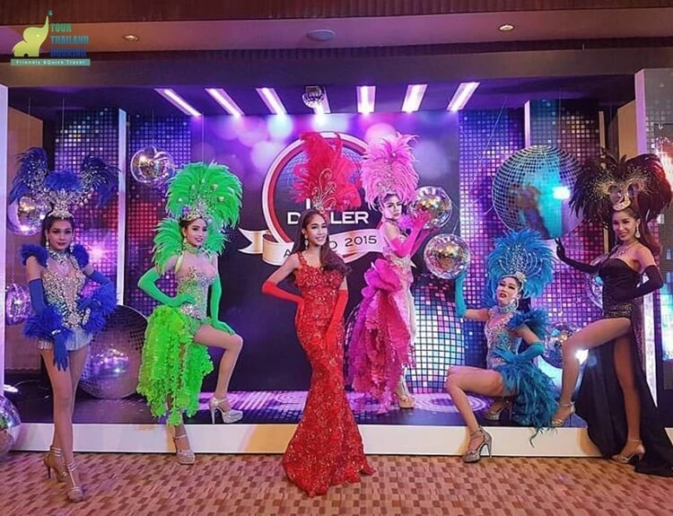 ถ่ายรูปรวมนักแสดง อัลคาซ่า โชว์