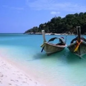 เรือ; ภูเขา; ทะเล; หาดทราย; ต้นไม้; เรือในทะเล;