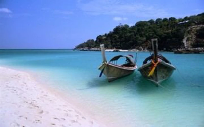 เรือ; ภูเขา; ทะเล; หาดทราย; ต้นไม้; เรือในทะเล;