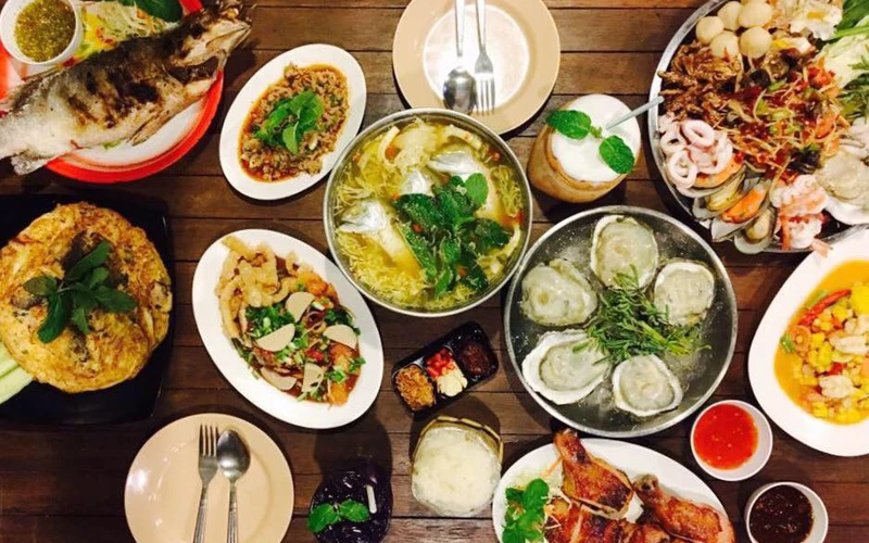 ร้านส้มตำอัมพวา; ร้านอาหารอัมพวา; อัมพวา; ที่กินตลาดน้ำอัมพวา; ภวัตส้มตำไก่ย่าง;