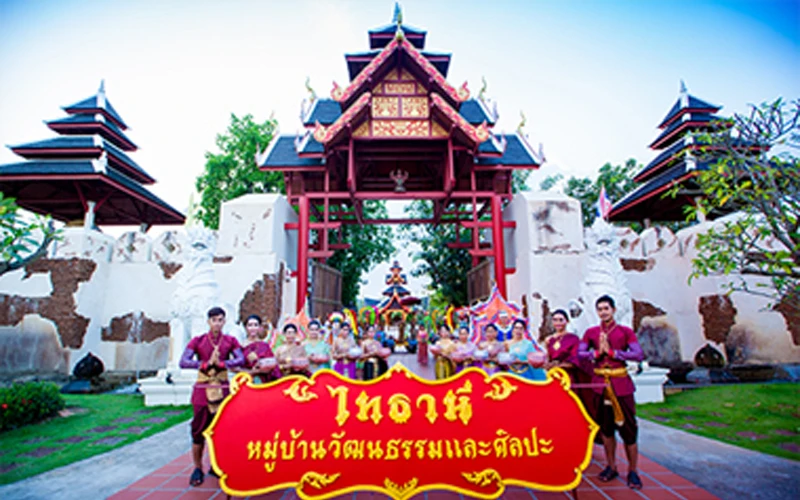 ตลาดน้ำในพัทยา ที่มีการแสดงโชว์และของกินหลากหลาย รวมทั้งกิจกรรมให้ทำ
