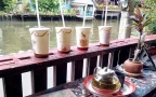ร้านกาแฟริ่มน้ำที่สวยงาม