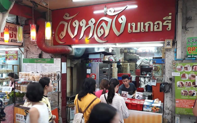 ตลาดนัดวังหลัง พิกัดถนนวังหลัง แขวงศิริราช เขตบางกอกน้อย ตลาดนัด Style ฮิปสเตอร์ ศูนย์รวมวัยรุ่นเด็กแนว
