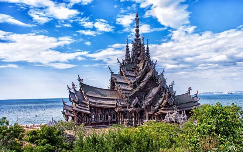 1. ปราสาทสัจธรรม พิกัดแหลมราชเวช อ่าววงพระจันทร์ ต.นาเกลือ อ.บางละมุง ชลบุรี