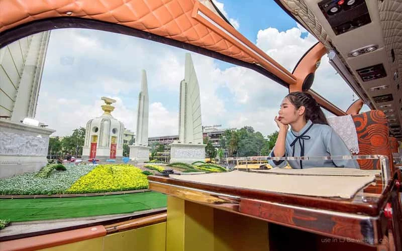 จองไทยบัสฟูดทัวร์ อนุสาวรีย์ประชาธิปไตย
