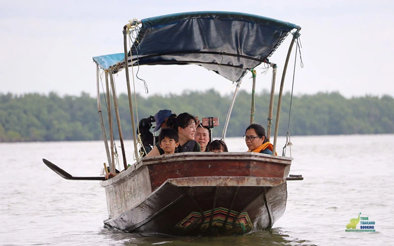 ล่องเรือในทะเลคลองโคน