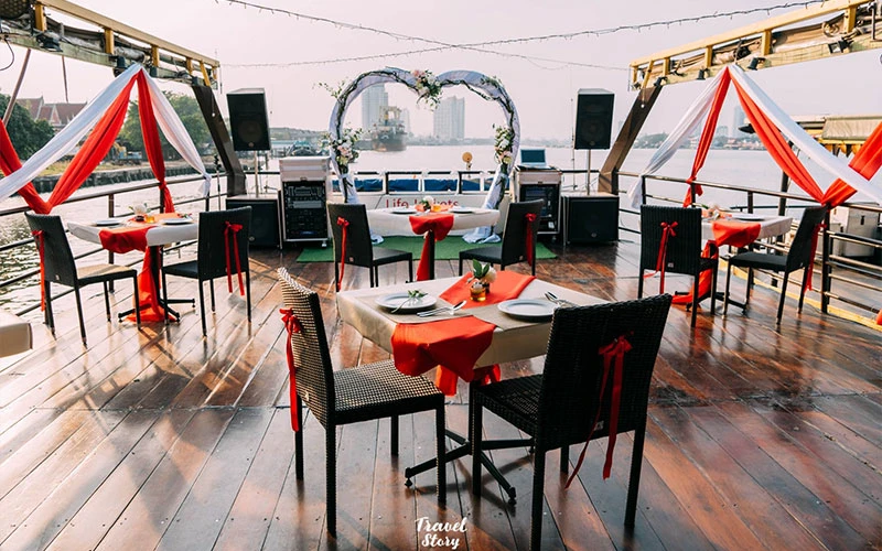 Romantic setting dinner cruise