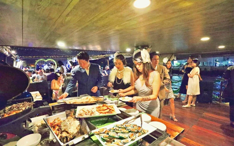 Dinner cruise Bangkok food