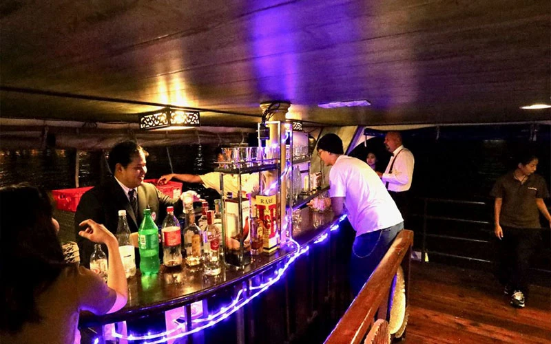 Dinner cruise Bangkok bar