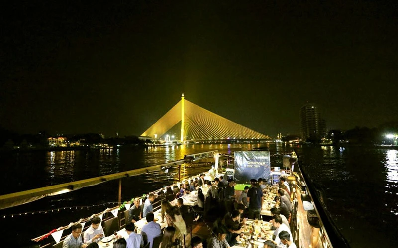Dinner cruise Bangkok dinning