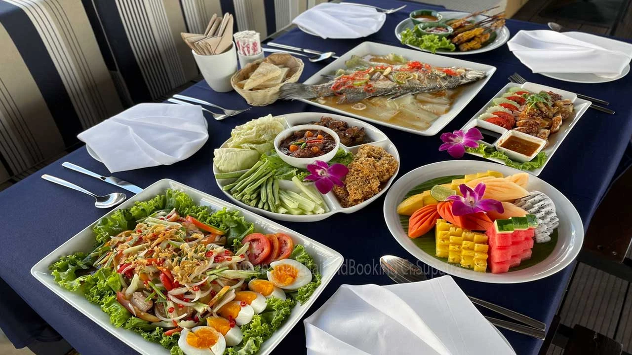 SupatraBoat09-dinner อาหาร