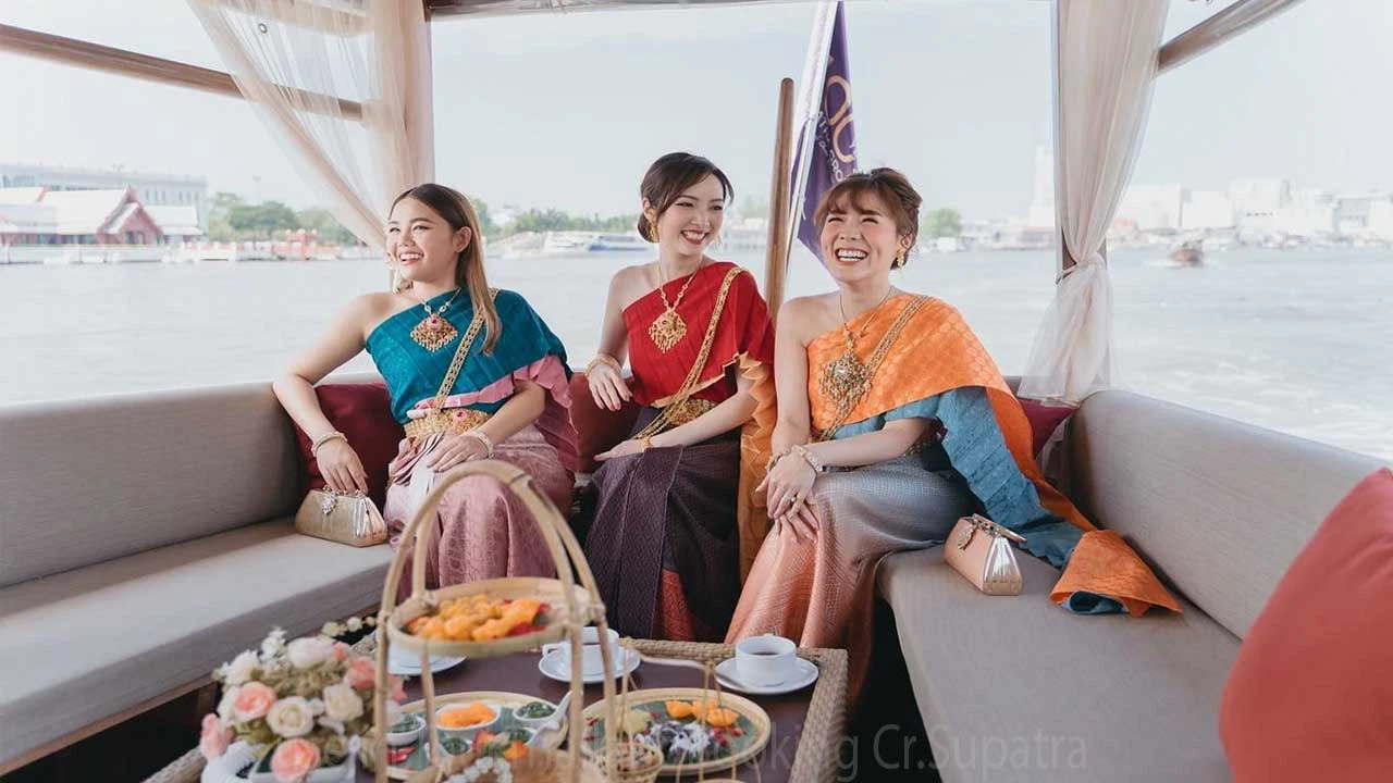 เรือไทย ขนาดเล็ก แต่งชุดไทย